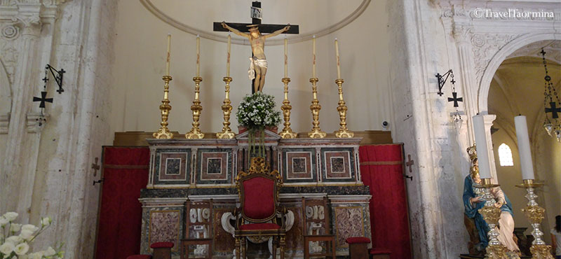 Altare Maggiore della Chiesa Duomo di Taormina Altare Maggiore della Chiesa Duomo di Taormina