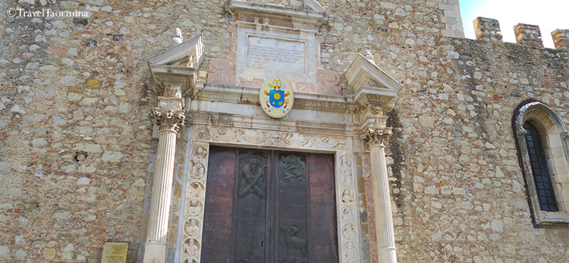 Portale maggiore della Chiesa Duomo di Taormina Portale maggiore della Chiesa Duomo di Taormina